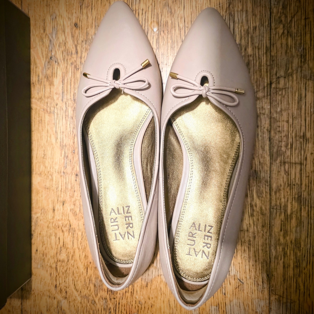Naturalizer Women's Flats, Very Low Heel. Size 8.5 Wide. Comfort Shoe!